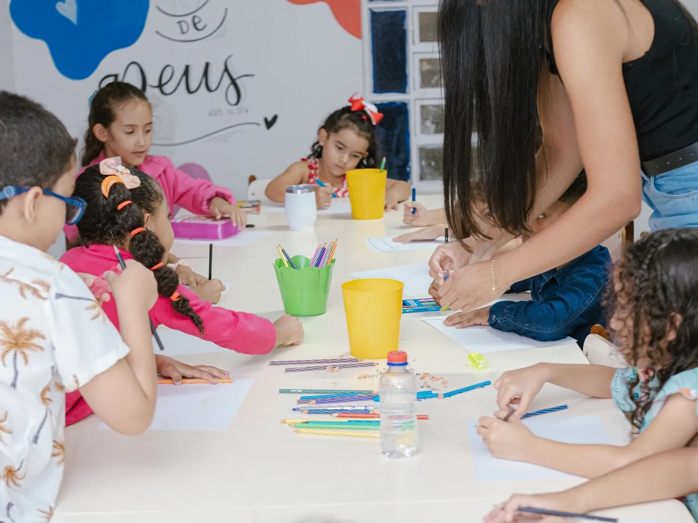 Crianças desenhando na sala do Kids