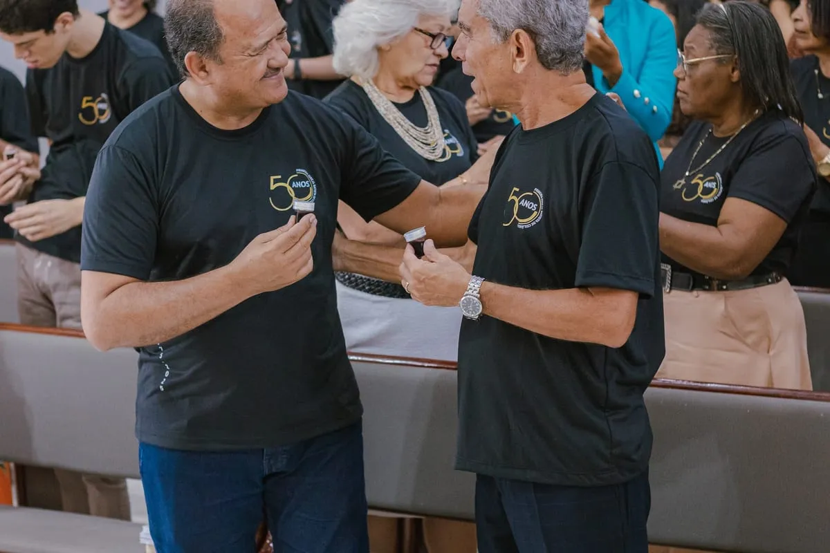 Dois irmãos se cumprimentando antes do culto