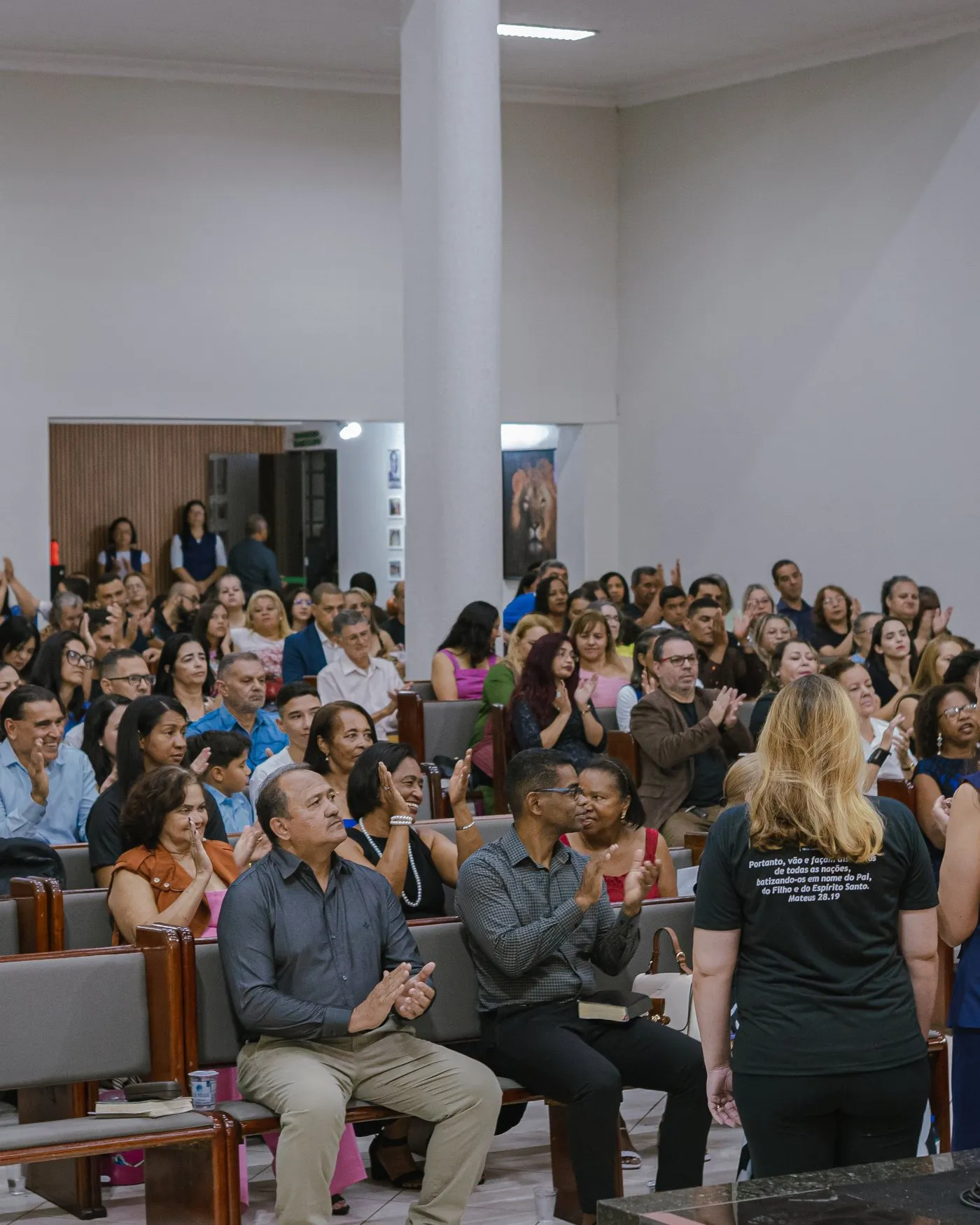 Igreja cheia durante o culto de domingo à noite